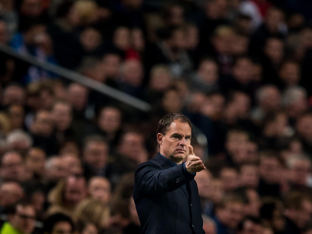Ajax-trainer Frank de Boer geeft richting aan tijdens het competitieduel Ajax - sc Heerenveen. (22-11-2014)