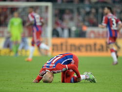 Arjen Robben van Bayern München grijpt naar zijn kuit en moet geblesseerd van het veld in de halve finale van de Duitse beker tegen Borussia Dortmund. (28-04-2015)