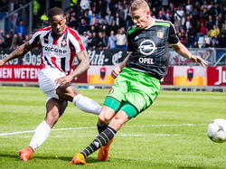 Sven van Beek (r.) blokkeert een schot van Terell Ondaan tijdens het Eredivisieduel Willem II - Feyenoord. (12-04-2015) 