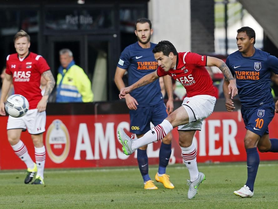 Celso Ortíz (m.) ruimt de bal op tijdens AZ - Medipol Başakşehir F.K in de voorrondes van de Europa League. De middenvelder voorkomt daarmee dat Doka Madureira (r.) aan de bal kan komen. (30-07-2015)