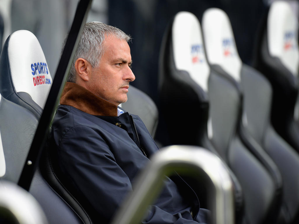 Chelseas Trainer Jose Mourinho darf gegen Stoke City nicht auf der Trainerbank sitzen
