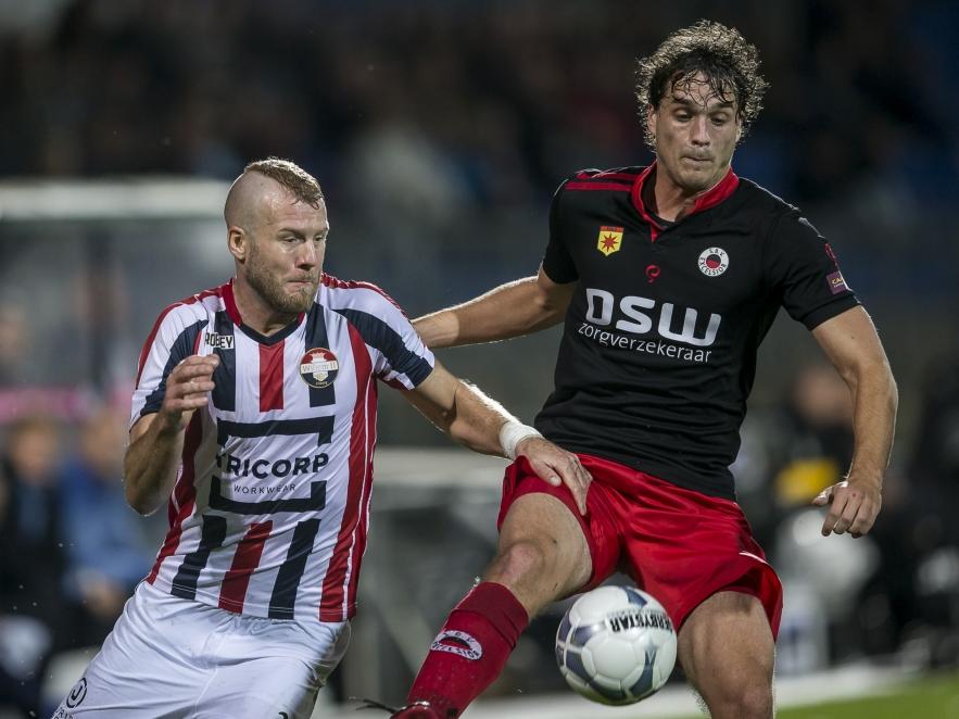 Adam Nemec (l.) vecht een duel uit met Jurgen Mattheij (r.) tijdens het competitieduel Willem II - Excelsior. (07-11-2015)