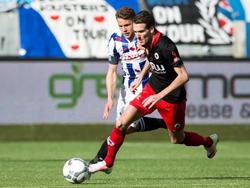 Kevin Vermeulen (r.) snelt langs Joey van den Berg (l.) tijdens het competitieduel Excelsior - sc Heerenveen (17-04-2016).