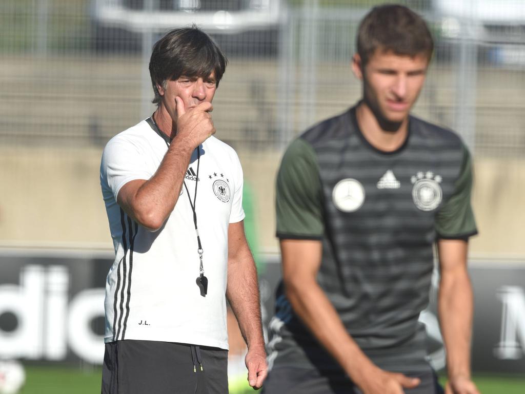 Bundestrainer Löw (l.) glaubt weiterhin fest an Thomas Müller