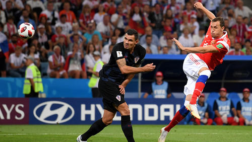 Russlands Artem Dzyuba versucht es mit einem Volley