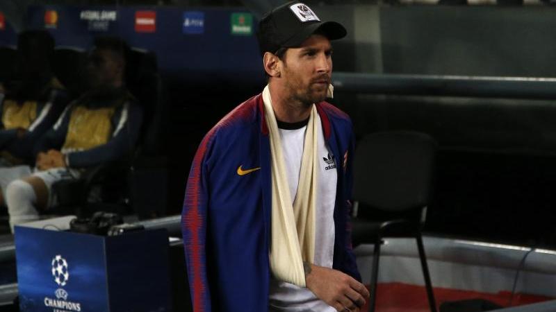 Barcelonas Lionel Messi geht mit dem Arm in einer Schlinge an der Auswechselbank vorbei