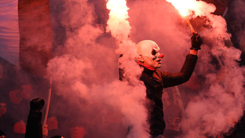 Im Hamburger Derby wurde immer wieder Pyrotechnik gezündet