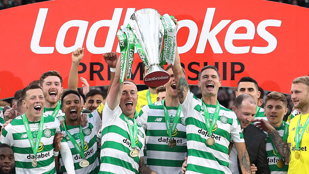 Mikael Lustig (4.v.r.) und Scott Brown (5.v.l.) halten den Siegerpokal hoch. Callum McGregor (l.) freut sich mit seinen Mannschaftskameraden. (19.05.2019)