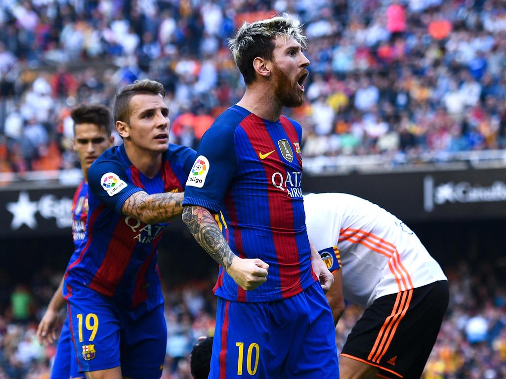 Messi se encara con el público tras el impacto de la botella sobre Neymar. (Foto: Getty)