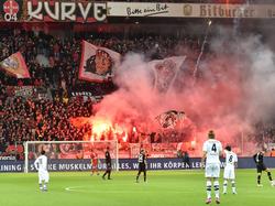 Vor dem Spiel gegen Gladbach zündelten einige Bayer-"Fans" im eigenen Stadion