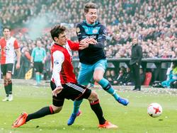 Marco van Ginkel is er vandoor met de bal, maar stuit uiteindelijk op Feyenoord-verdediger Eric Botteghin. (26-02-2017)