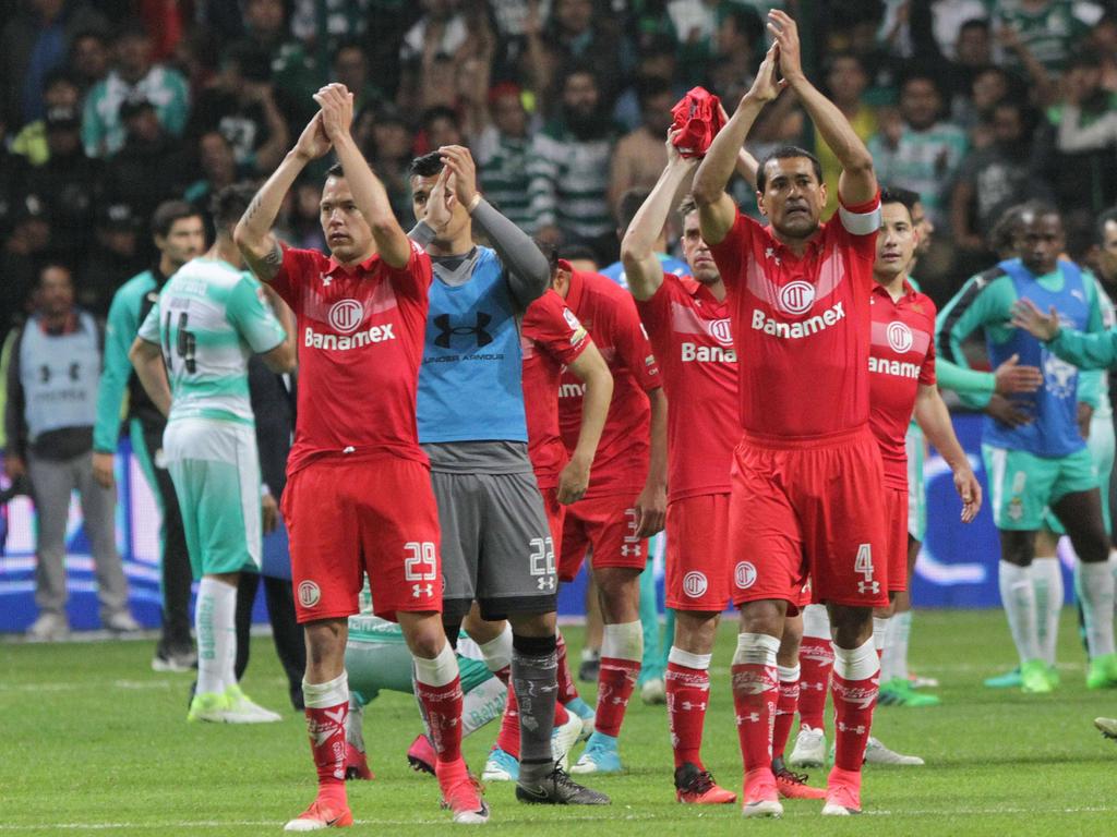 Los jugadores del Toluca saludan al público tras el partido. (Foto: Imago)