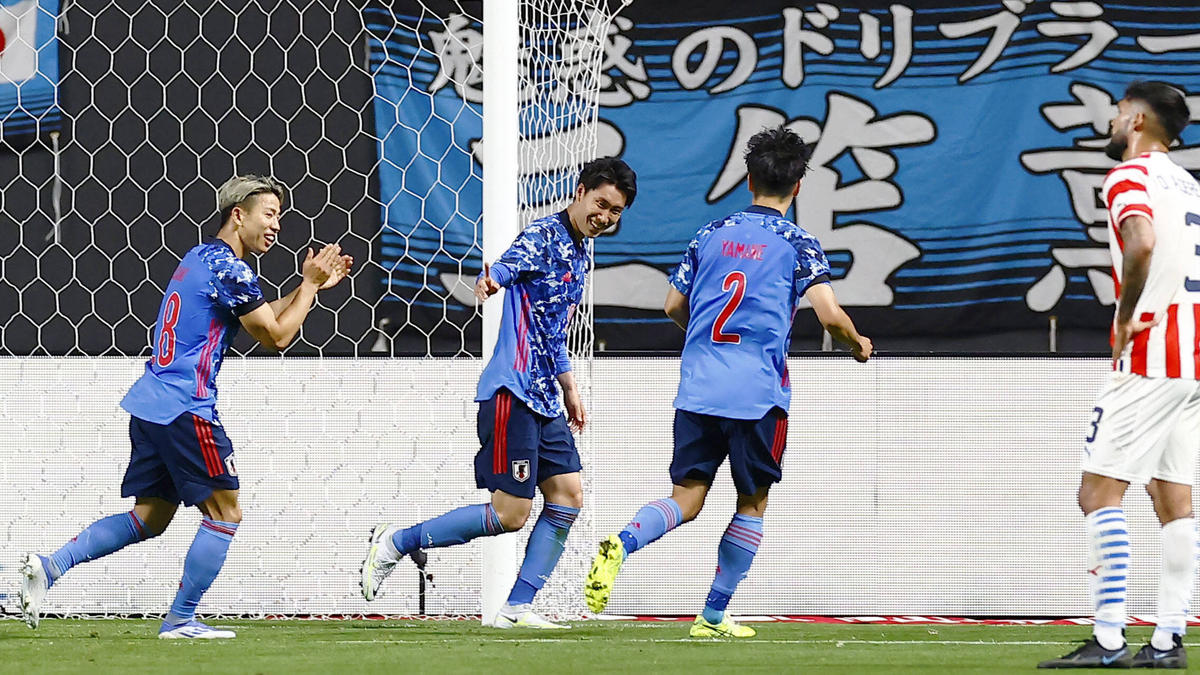 Bei Japans Sieg trafen Takuma Asano vom VfL Bochum (l.) und der Frankfurter Daichi Kamada (M.)