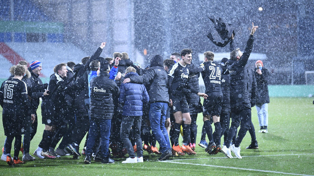 Holstein Kiel hat den FC Bayern München in der 2. Runde des DFB-Pokals bezwungen Holstein Kiel hat den FC Bayern München in der 2. Runde des DFB-Pokals bezwungen