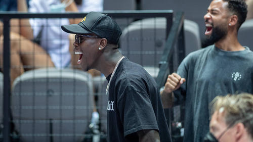 Unterstützte von der Tribüne: Deutschlands NBA-Star Dennis Schröder
