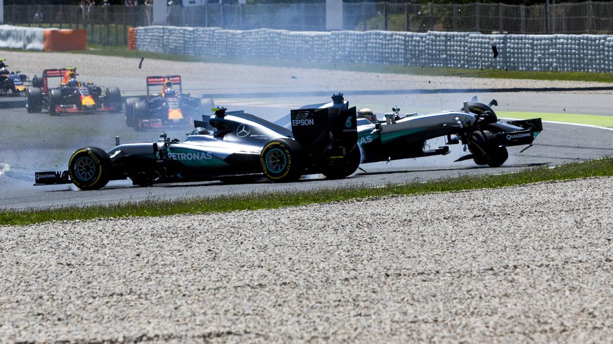 Ein Crash für die Ewigkeit: Rosberg und Hamilton kollidieren in Barcelona 2016