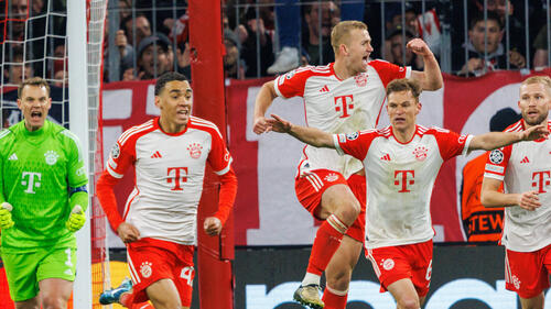 Der FC Bayern bejubelt den Halbfinaleinzug