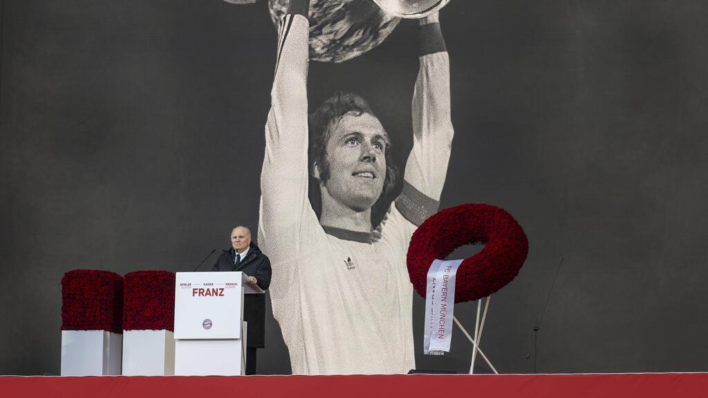 Franz Beckenbauer wurde vom FC Bayern mit einer großen Trauerfreier verabschiedet, auf der auch Uli Hoeneß sprach
