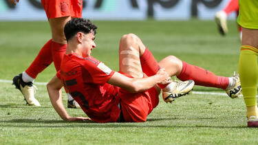 Aleksandar Pavlovic vom FC Bayern musste verletzt ausgewechselt werden