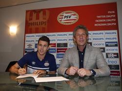 Marco van Ginkel (l.) zet zijn handtekening onder een contract bij PSV. (01-02-2016)