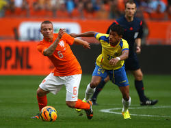 Jordy Clasie (l.) duelleert met Joao Rojas (r.) tijdens Nederland - Ecuador. (17-5-2014)