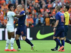 Arjen Robben (#11) confronteert Rashid Sumaila (l.) na diens zware overtreding tijdens Nederland - Ghana. Voetbal.com Foto van de Week. (31-5-2014)