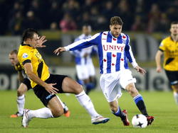 Joey van den Berg (r.) raakt met dit schot de kruising in de wedstrijd NAC Breda - sc Heerenveen. Kenny van der Weg is met zijn sliding net te laat. (13-12-2014)