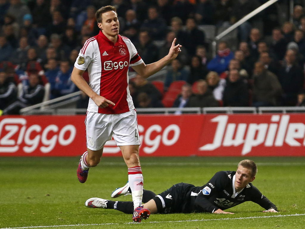 Niklas Moisander (l.) van Ajax vindt het geen overtreding op Aron Jóhannsson van AZ Alkmaar (r.). (05-02-2015)