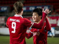 Jari Oosterwijk (l.) en Ryo Miyaichi vieren de ruime overwinning van Jong FC Twente op RKC Waalwijk. De spits scoort maar liefst drie keer tegen de Waalwijkers. (02-02-2015)
