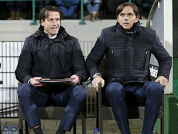 Assistent trainer van PSV Ernest Faber (l.) op de bank naast trainer Philip Cocu (r.) (07-12-2014)
