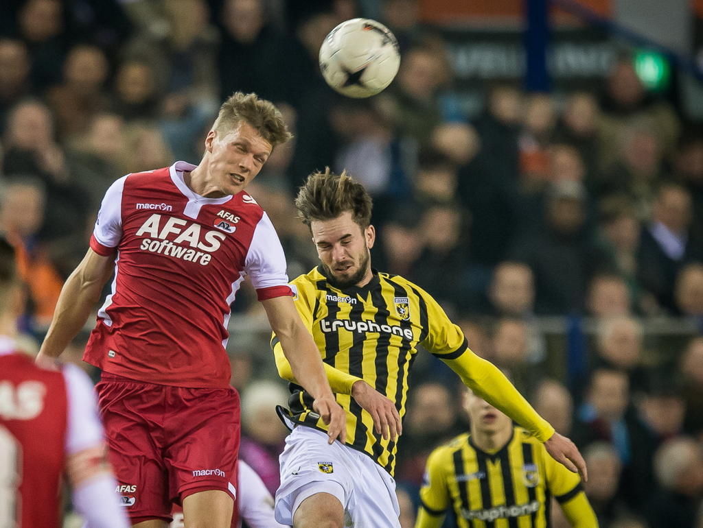 Viktor Elm (l.) van AZ Alkmaar wint een kopduel van Vitesse-speler Davy Pröpper (r.). (13-03-2015)