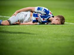 Joost van Aken vergaat van de pijn tijdens de play-offwedstrijd sc Heerenveen - Vitesse. De mandekker van de Friezen grijpt naar zijn hamstring en moet naar de kant. (28-05-2015)