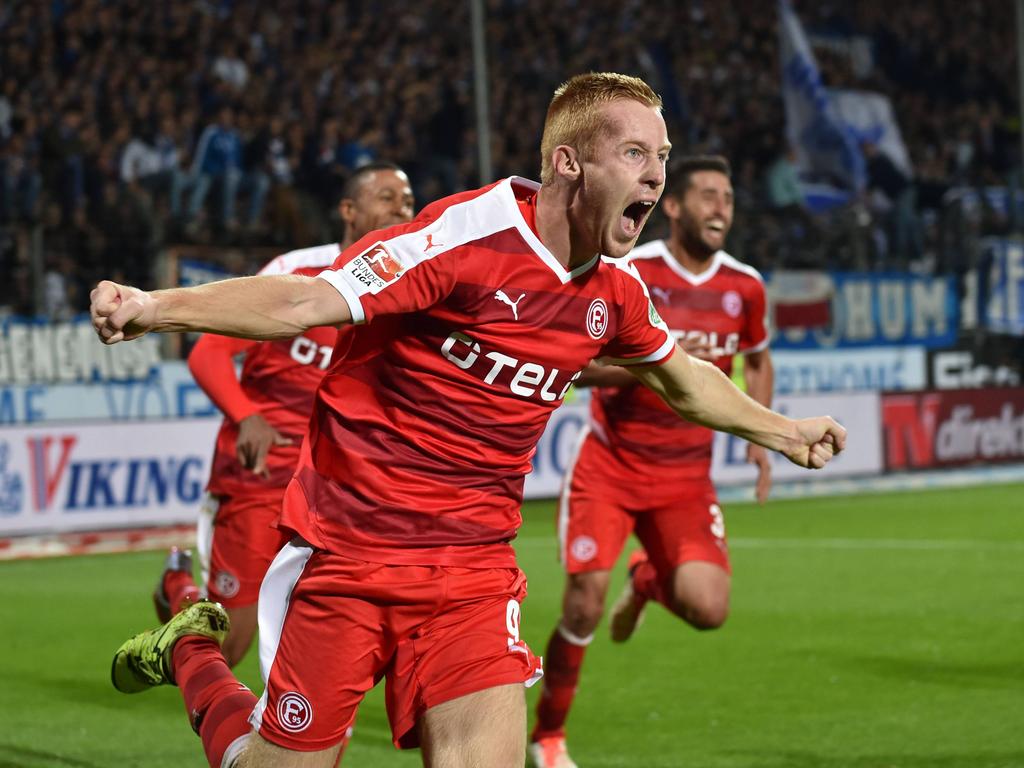 Mike van Duinen schreeuwt het uit nadat hij zijn eerste goal in dienst van Fortuna Düsseldorf heeft gemaakt. Het is ook meteen een belangrijk doelpunt, aangezien hij in de laatste minuut van de wedstrijd tegen VfL Bochum de gelijkmakende 1-1 scoort. (18-09-2015)