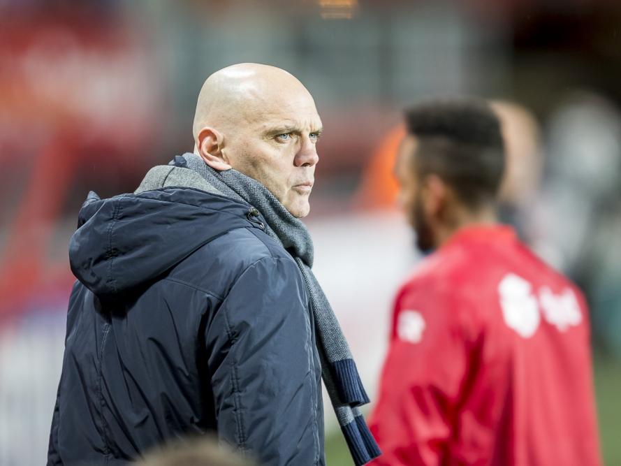 Jurgen Streppel heeft zijn spelers wat aanwijzingen gegeven en loopt, terwijl hij het spel in de gaten houdt, weer naar de reservebank tijdens FC Twente - Willem II. (28-11-2015)