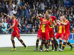 De spelers van Go Ahead Eagles vieren de belangrijke gelijkmaker tegen De Graafschap met de uitfans. (22-05-2016)