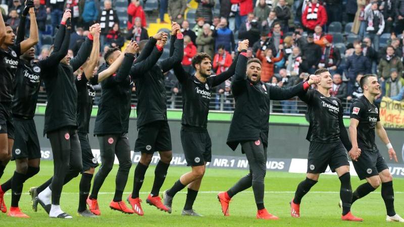 Eintracht Frankfurt feiert den Thriller-Sieg gegen Hoffenheim in vollen Zügen