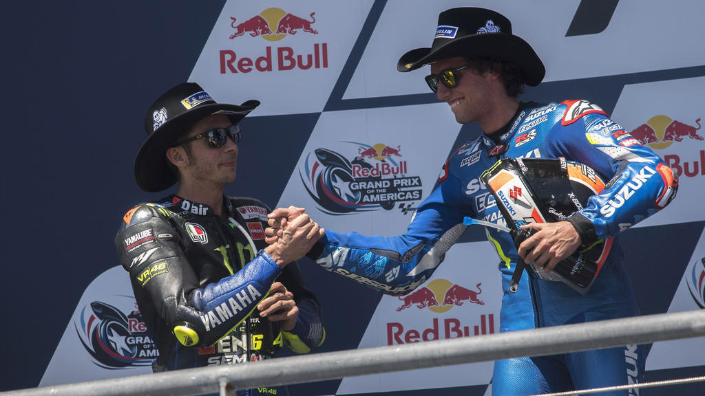 Valentino Rossi (.) gratuliert Alex Rins zum Sieg in Austin Valentino Rossi (.) gratuliert Alex Rins zum Sieg in Austin