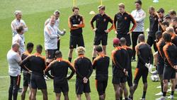 Ronald Koeman (3.v.l.) schwört sein Team auf das Finale gegen Portugal ein