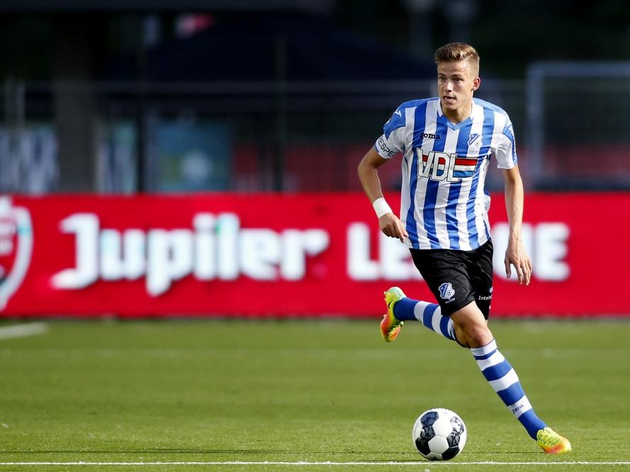 Dario Van Den Buijs bekijkt zijn opties tijdens het competitieduel Almere City FC - FC Eindhoven (26-08-2016).