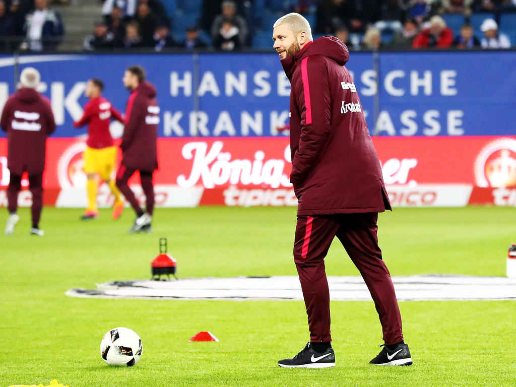 Marco Russ von Eintracht Frankfurt ist zumindest schon wieder am Ball
