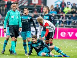 Marco van Ginkel grijpt naar zijn scheenbeen, nadat Karim El Ahmadi een overtreding op hem heeft gemaakt. PSV spelers klagen bij scheidsrechter Bas Nijhuis. (26-02-2017)