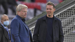 Trainer Julian Nagelsmann und Vorstandsmitglied Oliver Kahn vom FC Bayern im Gespräch