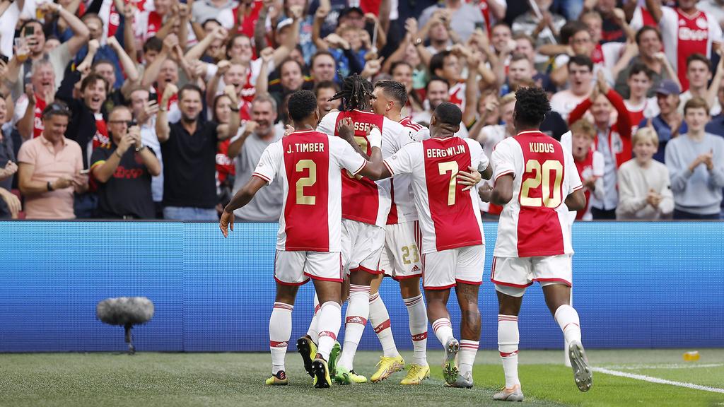 Steven Berghuis von Ajax Amsterdam jubelt über sein Tor zum 2:0.