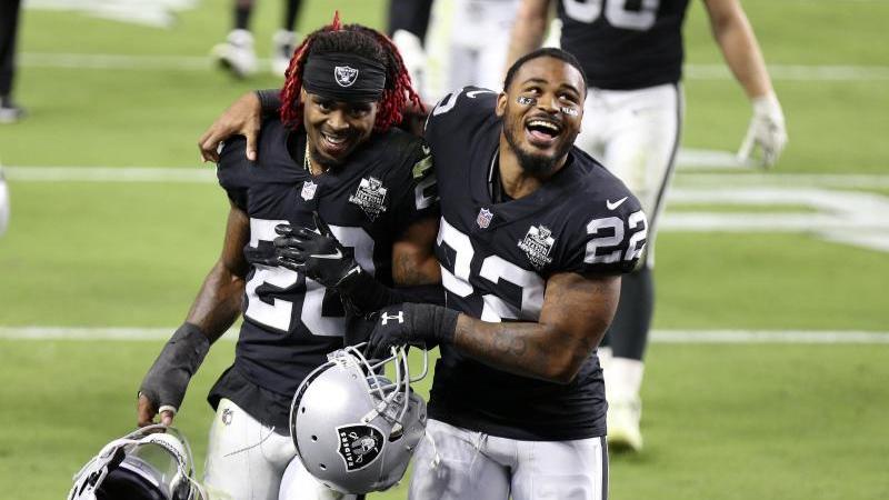Damon Arnette (l.) und Keisean Nixon von den Raiders feiern den Sieg über die Saints Damon Arnette (l.) und Keisean Nixon von den Raiders feiern den Sieg über die Saints