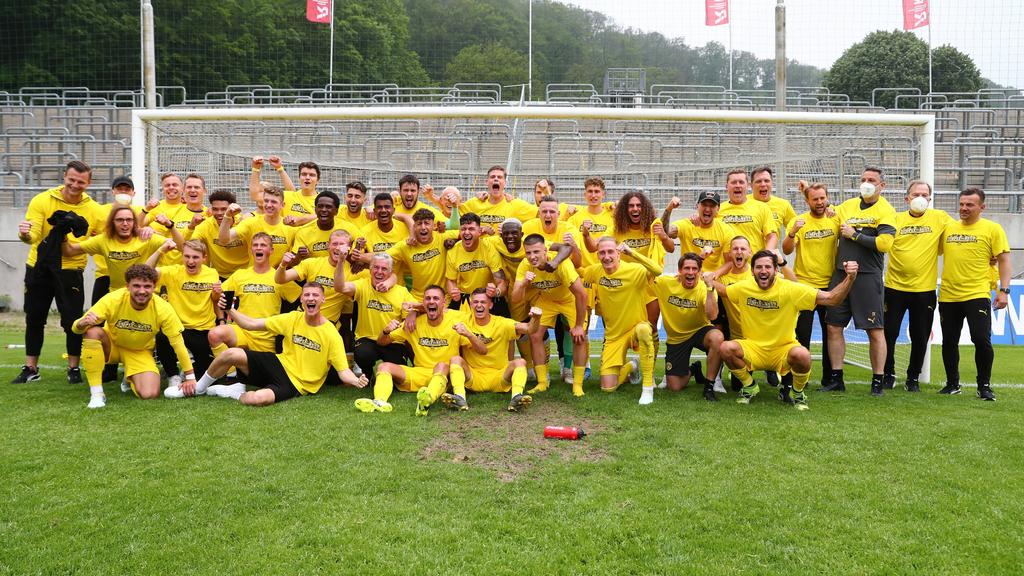 In Wuppertal stieg der BVB II vor drei Wochen auf, jetzt gab es den dazugehörigen Pokal