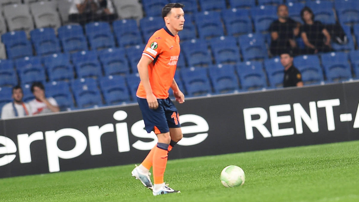 Mesut Özil sorgt mit einem Tattoo im Netz für Aufsehen