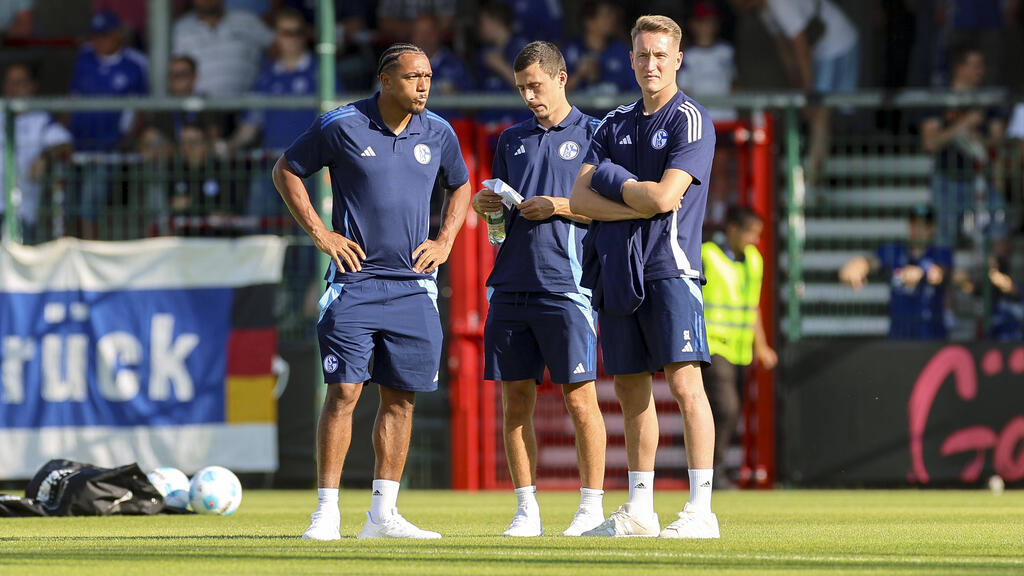 Ron-Thorben Hoffmann (r.) darf den FC Schalke 04 wohl doch verlassen