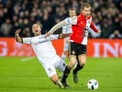 Simon Gustafson (r.) houdt Illias Bel Hassani van zich af tijdens het competitieduel van Feyenoord met Heracles Almelo. (06-12-2015)