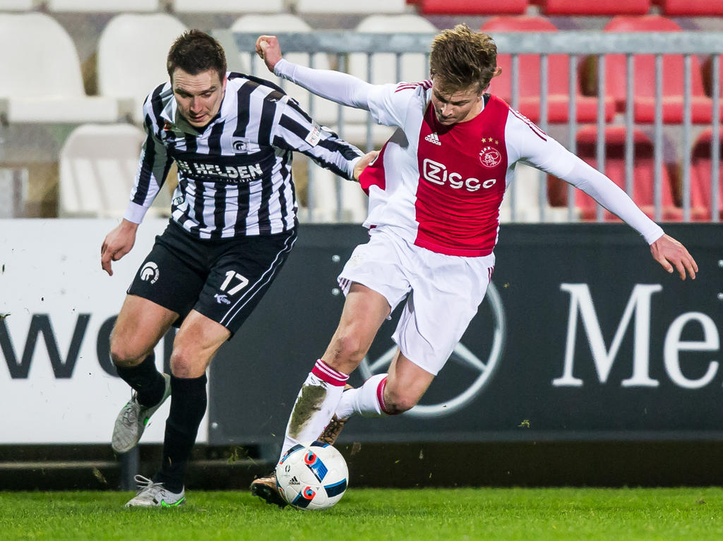 Frenkie de Jong (r.) vecht een duel uit met Freek Thoone (l.) tijdens het competitieduel Jong Ajax - Achilles'29. (15-01-2016)