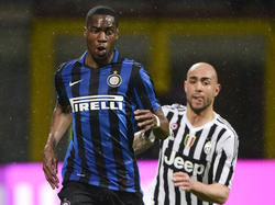 Simone Zaza (r.) zet Geoffrey Kondogbia (l.) onder druk tijdens de bekerwedstrijd Inter - Juventus. (02-03-2016)